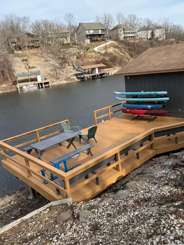 The same stained deck with built-in benches and a picnic table